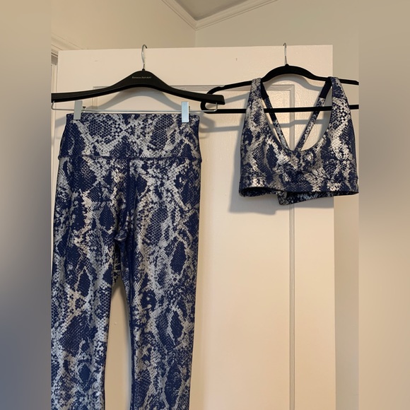 Carbon38 Metallic Snake High-Rise Legging - Picture 4 of 6